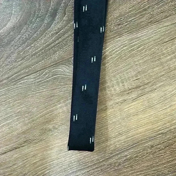 Oscar de la Renta Vintage Tie Beautiful Black with gray rectangular design. - Picture 12 of 16